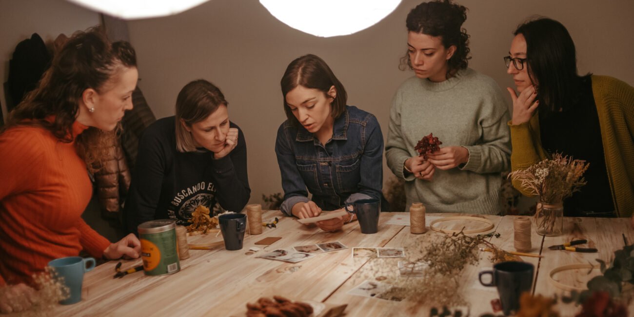 mujeres en un taller floral