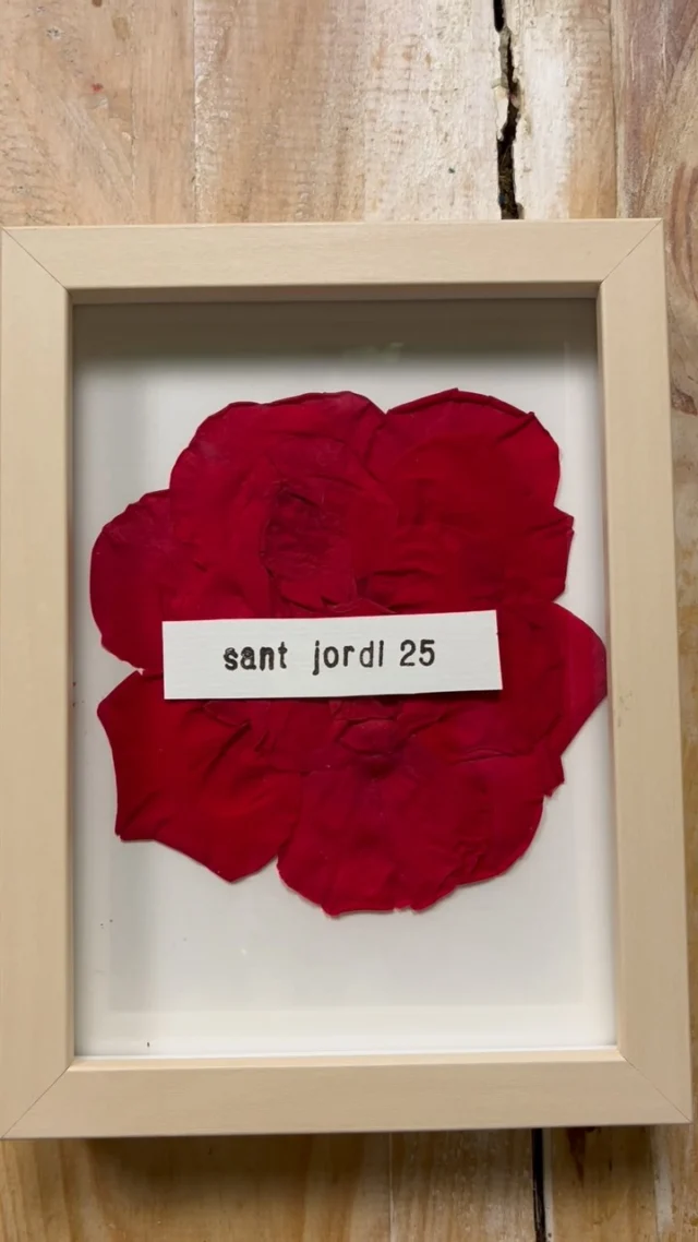 Taller Especial Sant Jordi🐉🌹: Marco con pétalos de Rosa Preservada. 

Este Sant Jordi no estaré en la Fira (porque acepto que no llego a todo) pero os propongo varios tipos de taller para que vengas a hacer el que más te apetezca con rosas preservadas 🤗🌹. Son talleres sencillos que también podéis hacer en familia🧑‍🧑‍🧒‍🧒✨ Esta semana publicaré las fechas.

👆🏻Esta es una de las ideas. Además podrás personalizarlo con el mensaje que quieras, para ti o para regalar.

¿Qué te parece?

#tallerconflores #marcoconrosapreservada #santjordi #santjordi2025 #tallerdeflores #tallerfloral